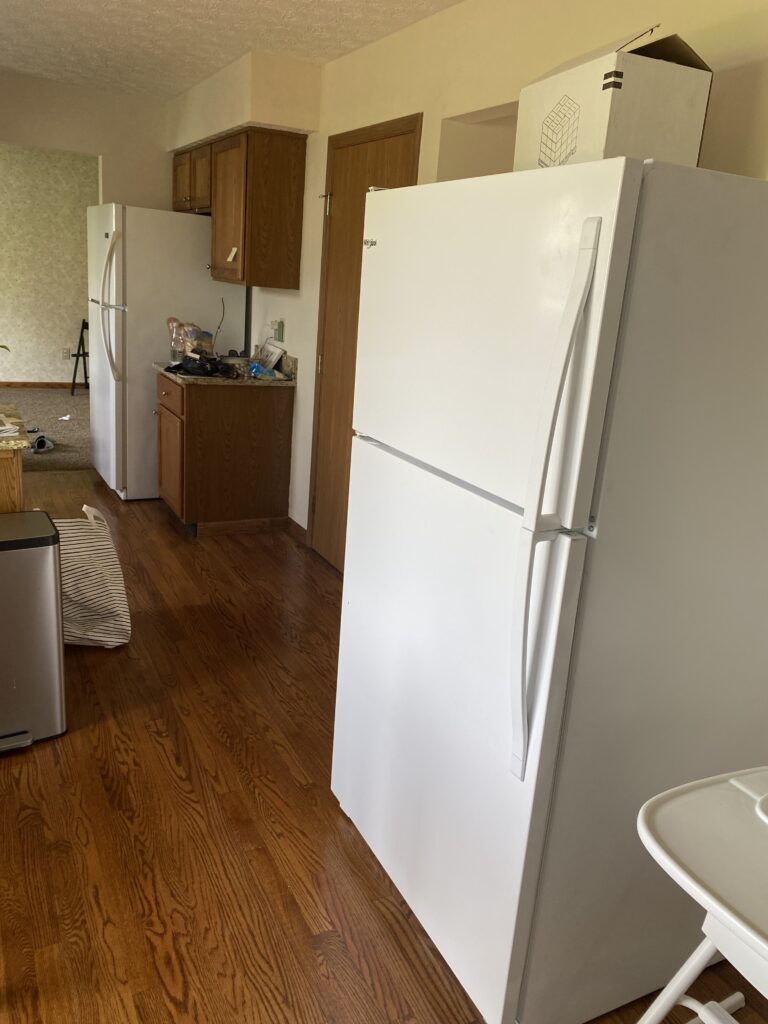 アメリカのリビングに冷蔵庫が２つ設置されている風景を撮影した写真