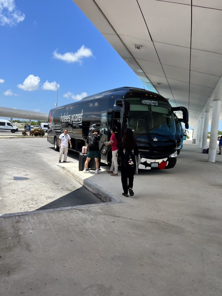 空港⇔シカレホテル間の送迎バスを撮影した写真