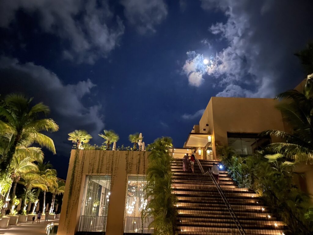 夜のシカレホテルを撮影した写真