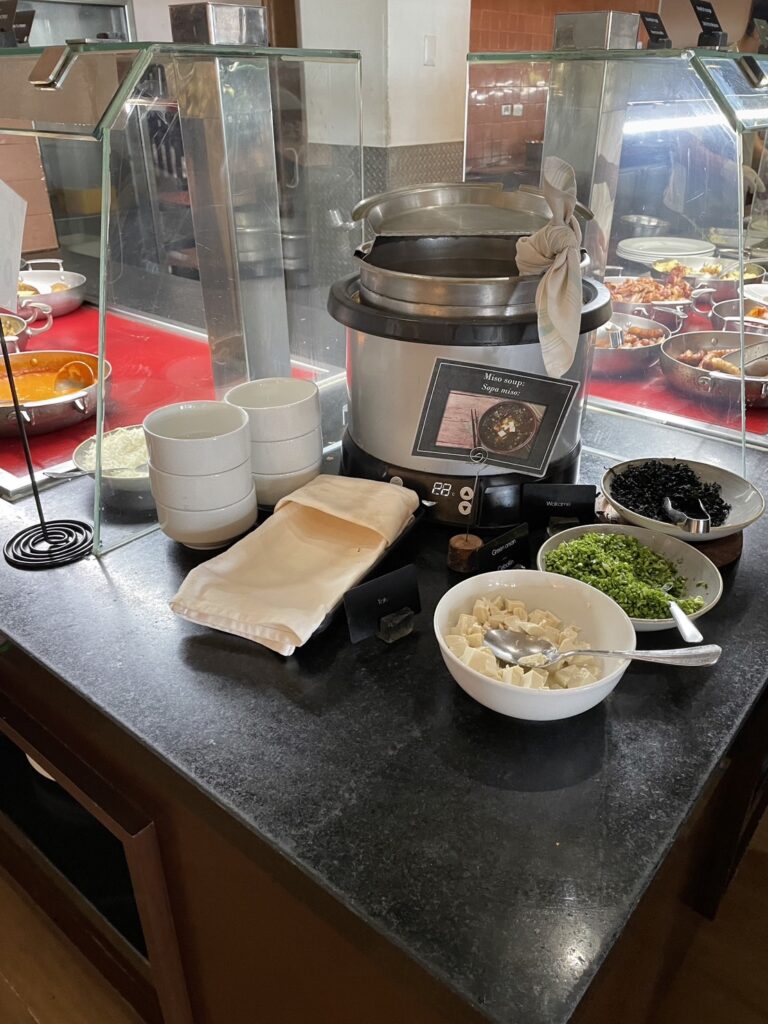 ハイアットジーヴァの朝食ビュッフェ、El Mercadoで提供されていたお味噌汁を撮影した写真
