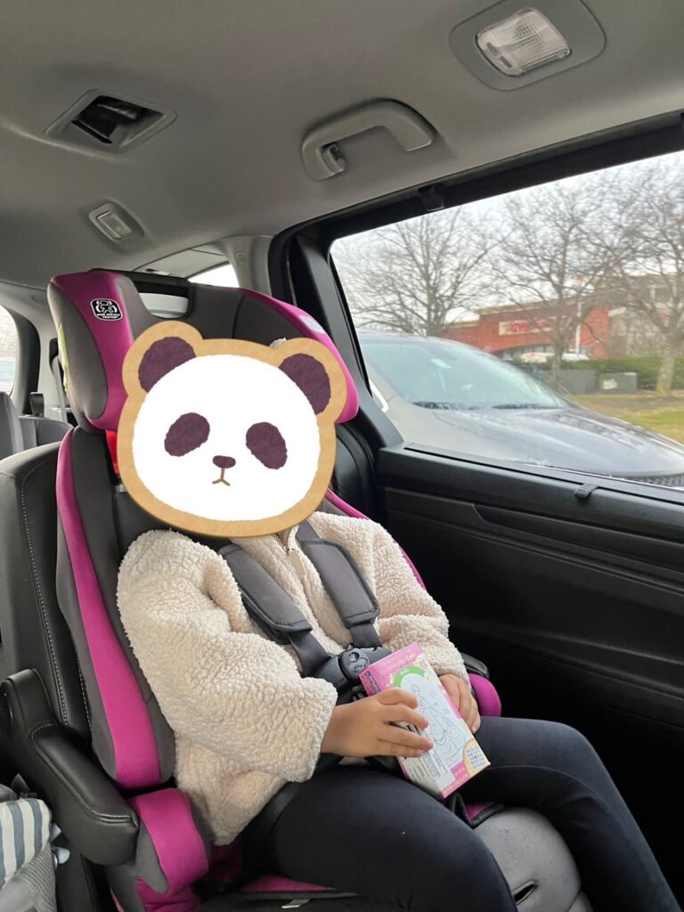 アメリカで使用しているチャイルドシートに乗る３歳長女を撮影した写真