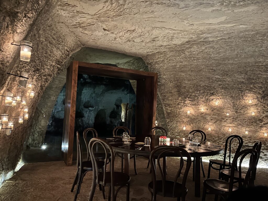 シカレメキシコ内の洞窟の中にあるレストランLas Cuevasを撮影した写真