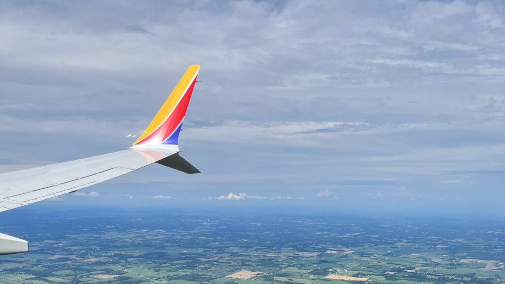 サウスウエスト航空のロゴを飛行機機内から撮影した写真