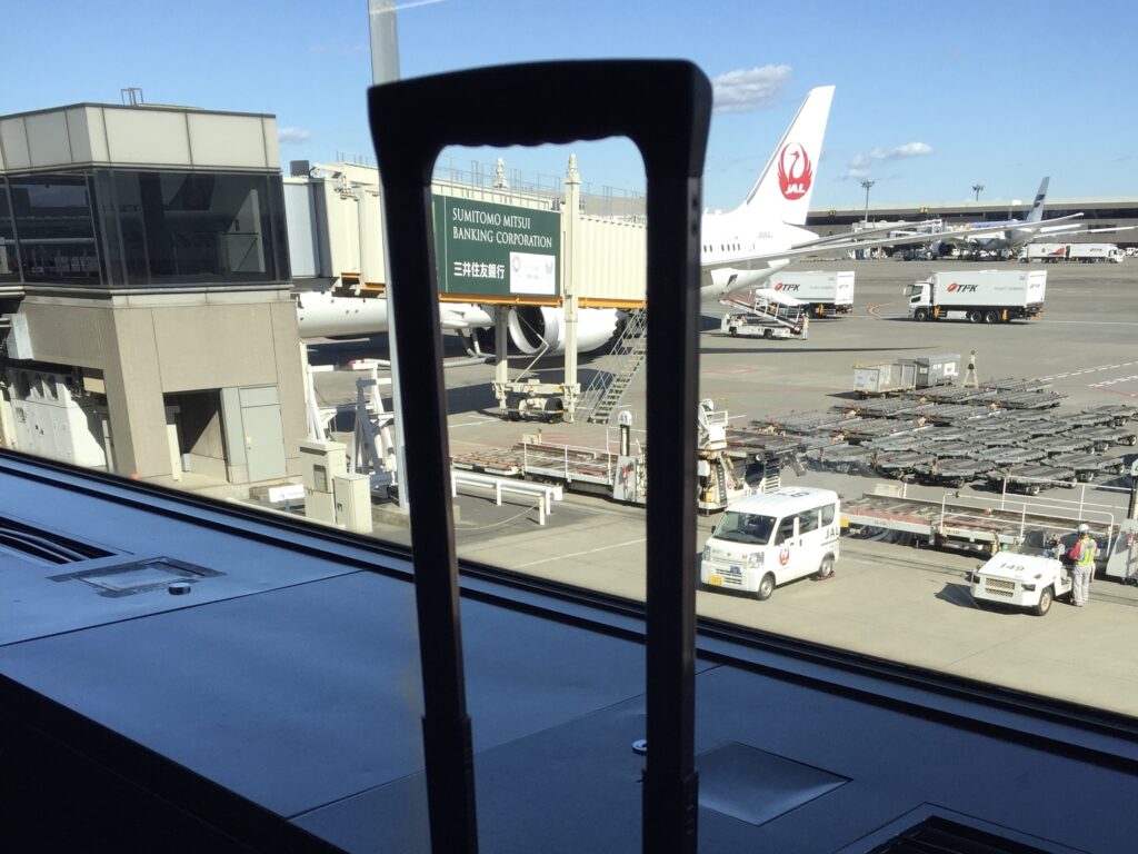 羽田空港で飛行機を撮影した写真