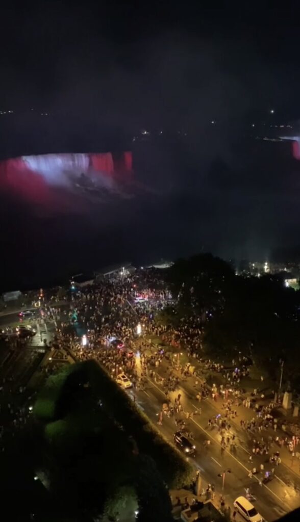 ナイアガラの滝にカナダ国旗が投影されている光景を撮影した写真