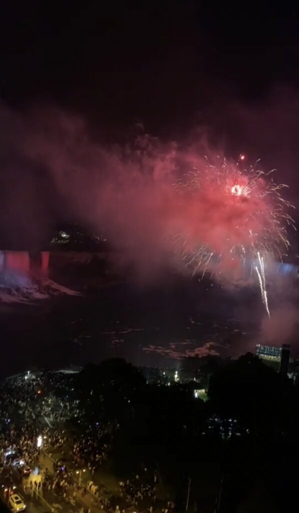 ライトアップされたナイアガラの滝と花火を撮影した写真