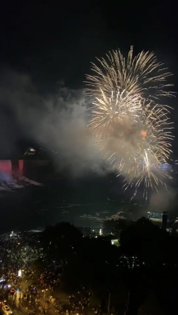 ナイアガラの滝に移るカナダ国旗のイルミネーションと夜の花火を撮影した写真