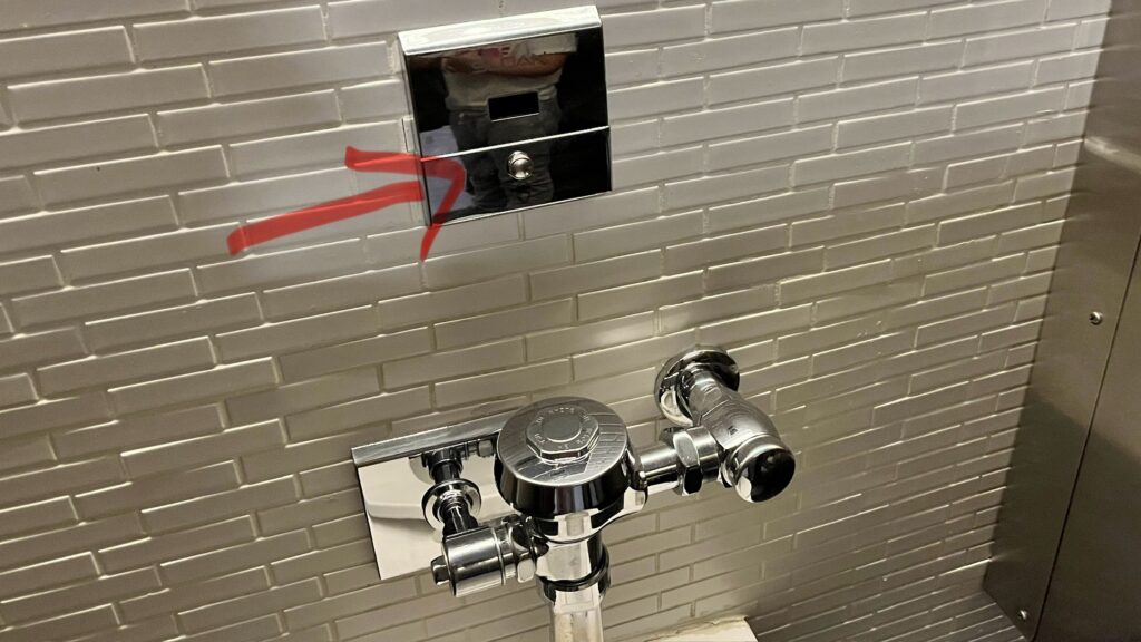 アメリカの動作センター付の自動洗浄トイレのボタンを撮影した写真。