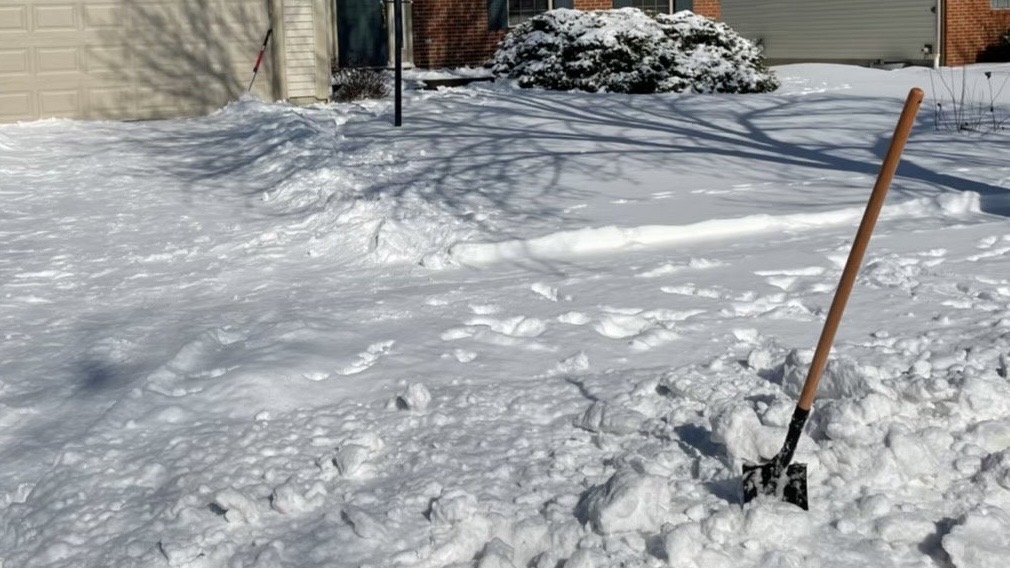 雪が積もっているアメリカの一軒家の前の道路を撮影した写真