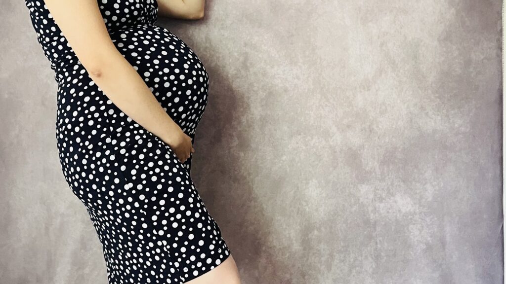 おなかの大きい妊婦の腹部を横から撮影した写真