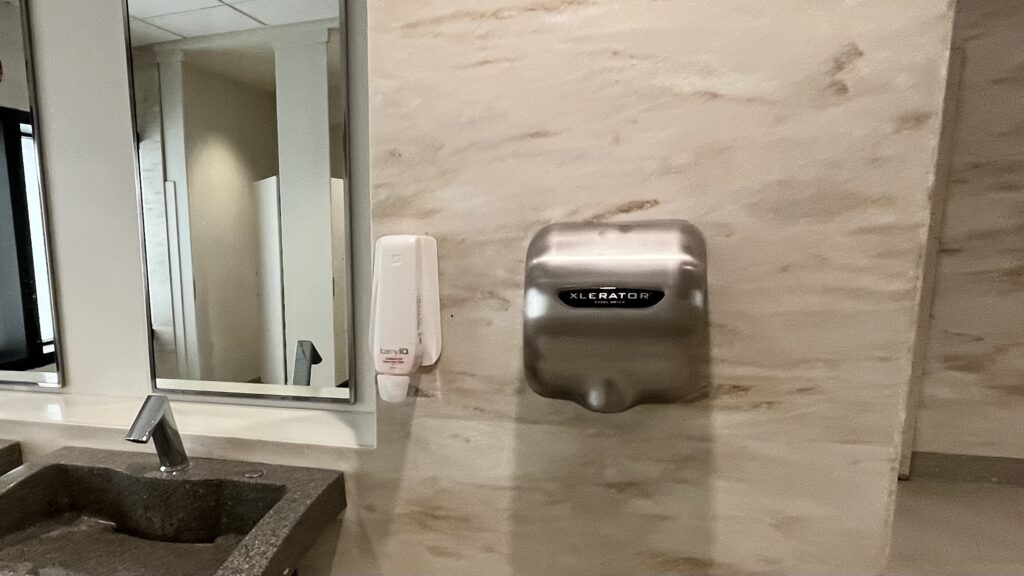 アメリカのトイレについているハンドドライヤーを撮影した写真