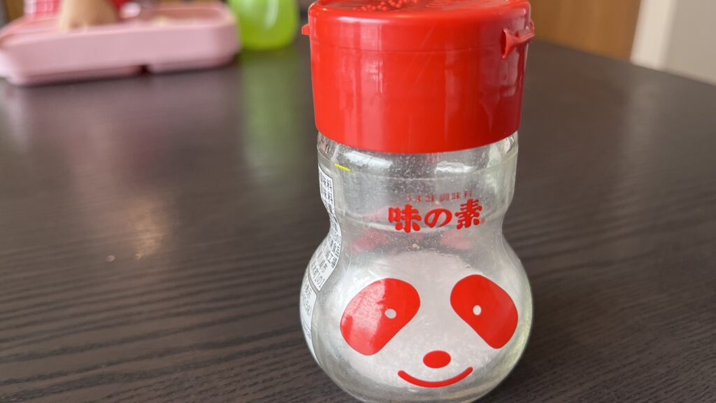 食卓の上に味の素の容器が置いてある画像